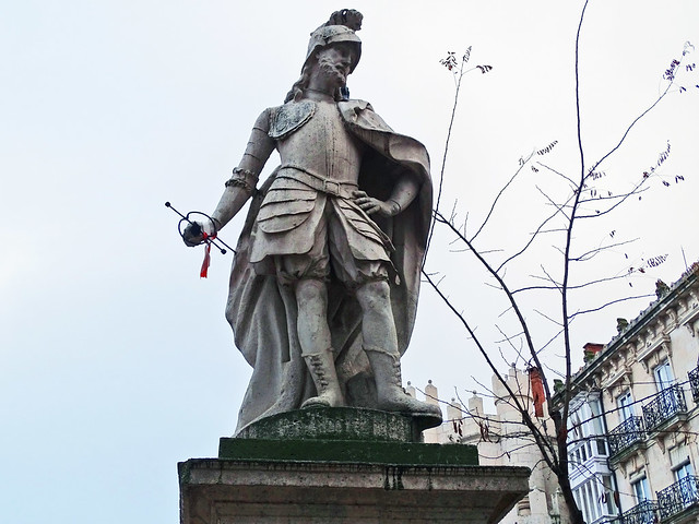 Escultura estatua del Rey Fernando I El Magno Paseo del Espolon Burgos