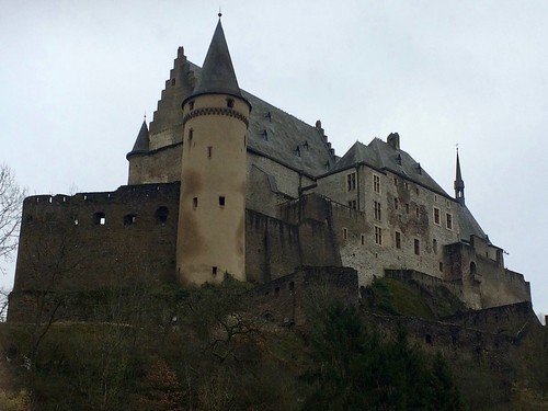 europe luxemburg luxembourg vianden ardennes bulge château murs walls fortification fortifications tours tour tower towers medieval médieval rocks rochers falaises falaise cliffs cliff