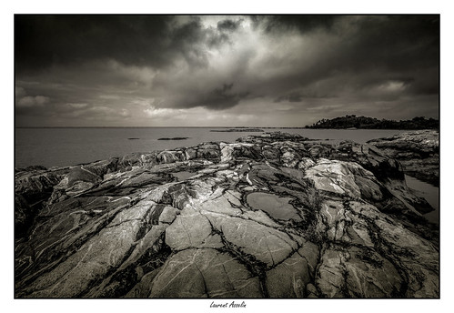 côte rivage roches rochers nuages ciel paysage monochrome noir blanc mer océan eau cayenne guyane