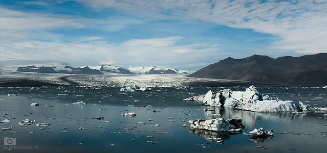 Jökullsarlon - mountains and iceberg islands