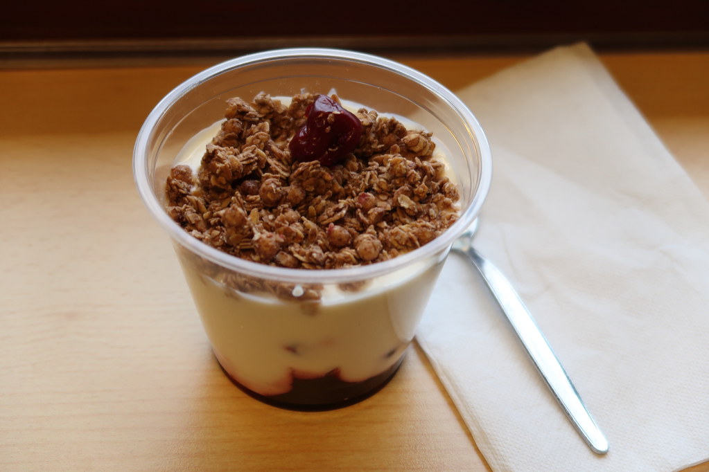 Joghurt mit Knuspermüsli und roten Früchten (aus der Cafet… | Flickr