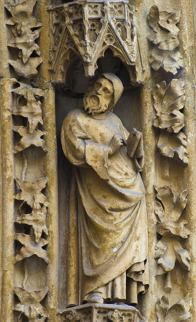 Prophet (ca. 1325). Bordeaux, cathedral St. Andrew, north transept portal, archivolt.