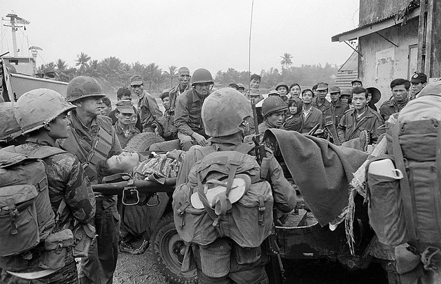 Huế 1968 Tet Offensive - Evacuation of wounded troops during the battle for Hue