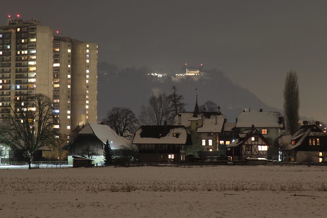 Schloss Wittigkofen ( Ursprung 13. Jahrhundert - mehre Umbauten - château castello castle ) bei Nacht im Winter mit Schnee im Wittigkofenquartier der Stadt Bern im Kanton Bern der Schweiz
