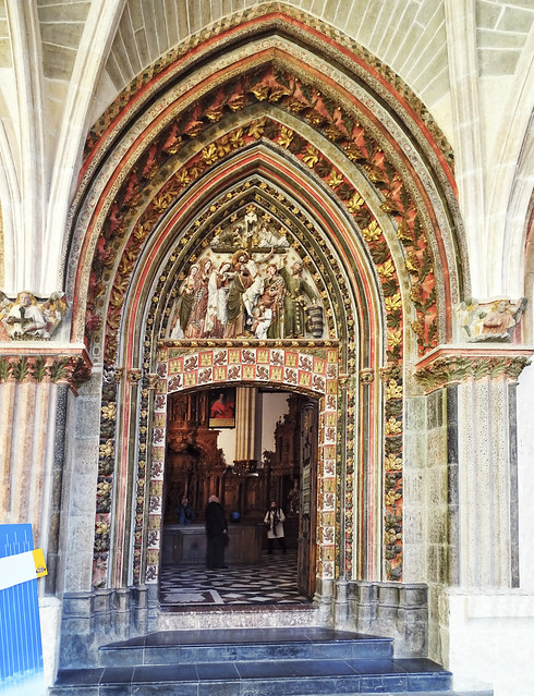 Catedral de Burgos portada gotica desde el claustro de Capilla Santa Catalina