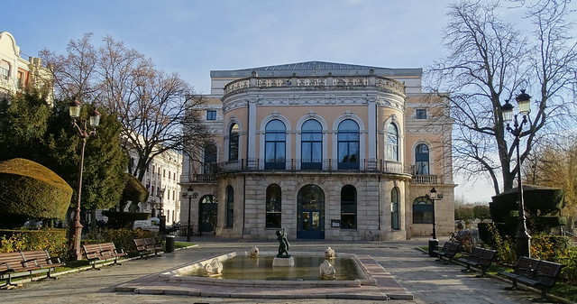 fuente exterior edificio Teatro Principal de Burgos 03