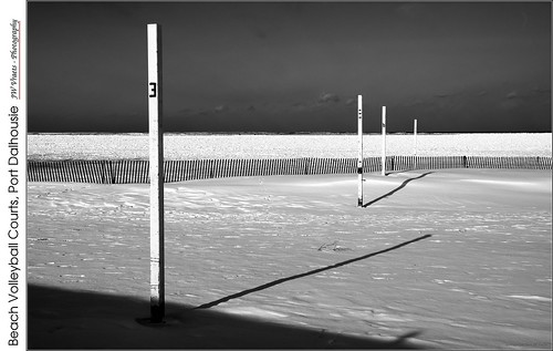 portdalhousie stcatharines lakeontario winter beach volleyballcourts snowfence ice snow monochrome blackandwhite bw opensource rawtherapee gimp nikon d7100 nikkor18105mmvr