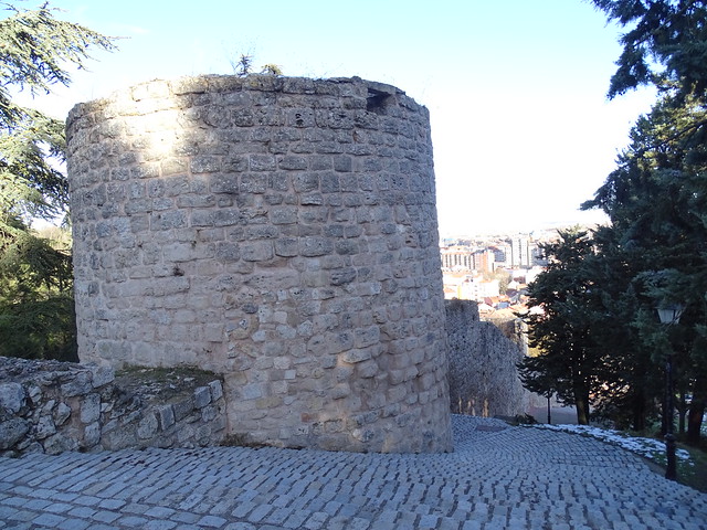exterior torreones calle San Esteban y muralla del Castillo de Burgos 06