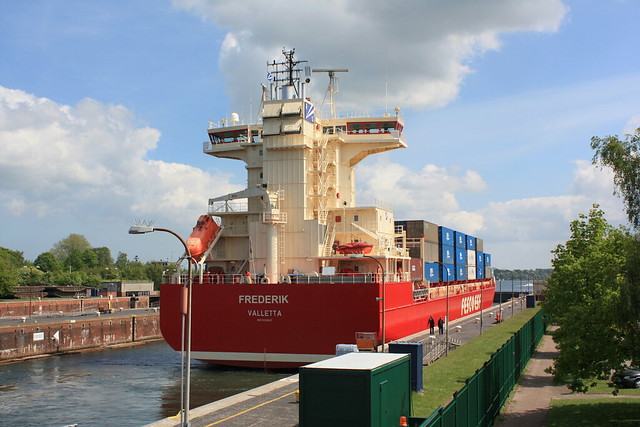 NOK: Containerschiff (Feeder) FREDERIK der Reederei FESCO ESF in der Holtenauer Schleuse
