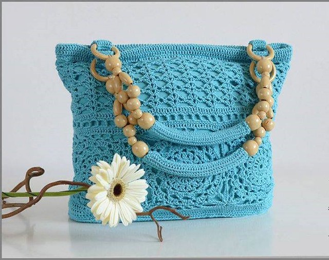what a delicate purse very beautiful this crochet model step by step I loved this pattern that blue color more charming  👜 😍