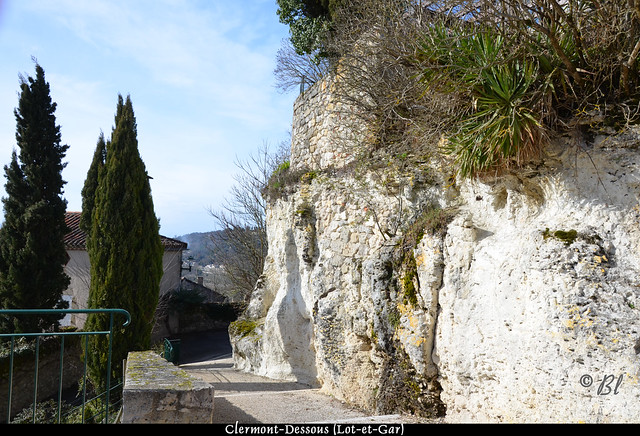 La roche et les remparts du vieux village (Clermont-Dessous, Lot-et-Garonne)