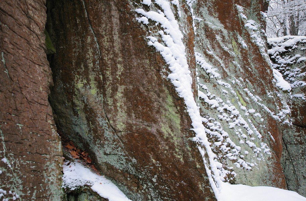 Steinwand: Phonolithfels, Flechten und Schnee