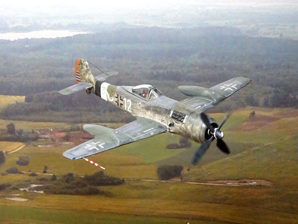 1:72 Focke Wulf Ta 152J-2; “Weisse Zwölf” (12+~ White) of the 10./JG26 der Deutschen Luftwaffe, piloted by Hauptmann Wernher Suhrbier; Flensburg, early 1946 (modified Mistercraft Fw 190 kit)