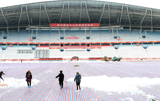 Sân cỏ ngập tuyết chủ nhà Trung Quốc dọn tuyết cho trận đấu trung kết U23 Việt Nam và Uzbekistan
