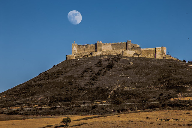 Luna sobre Castillo de Jadraque