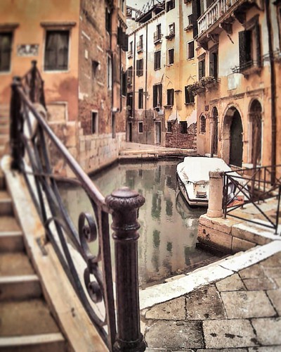 #venice #venezia #veneziaunica #venezia360 #insidevenice #autumn #november #caldo #rii #canali #barca #case #edifici #colori #colorivivi #coloricaldi #colorivivaci #phography #ph #photographer #actioncam #actioncamera #photo #followme | by alessandrorussoph
