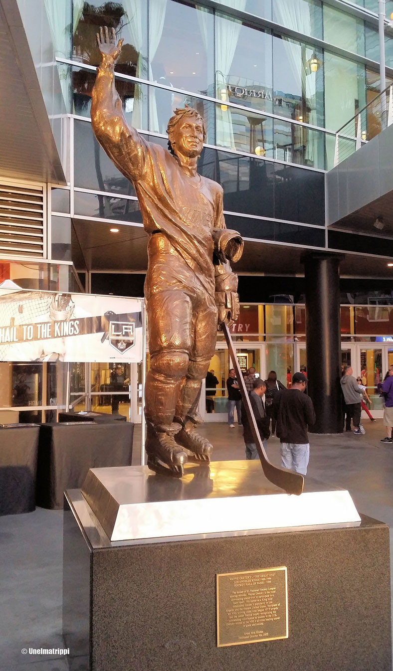 Wayne Gretzkyn patsas Staples Centerin edustalla