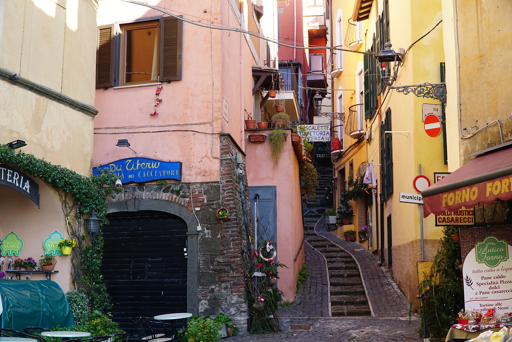 Pastellinsävyinen Nemi on söpö pieni kaupunki 30 km Roomasta etelään.