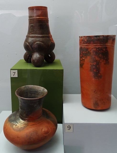 arte maya Cantaro y vaso plomizo ceramica Postclasico Museo Nacional de Arqueologia y Etnologia Ciudad de Guatemala
