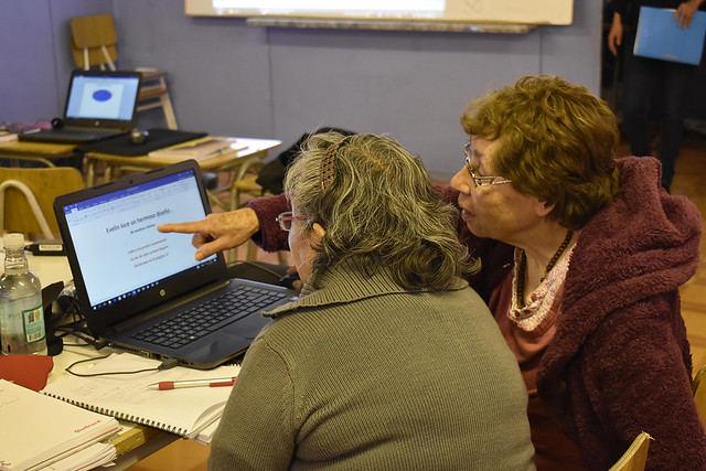 Adultos mayores de Ayquina Desco se capacitan en alfabetización digital