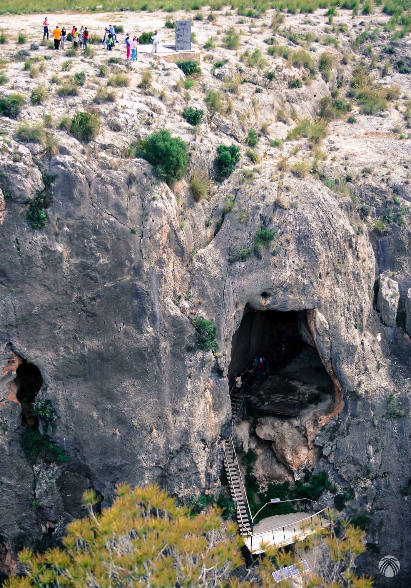 La Cueva de la Serreta enfrente con bastante personal