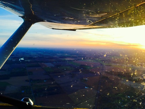 flight generalaviation flying universityofmichiganflyers cessna 152 michigan lakeerie cockpit wingview sunset clouds grosseile