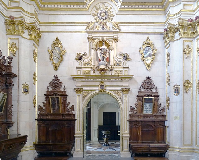 muebles y espejos antesacristía y brasero de cobre Sacristía Mayor interior Catedral de Burgos 01