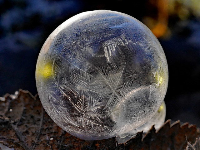 P2060802 - Snow crystals in the soap bubble - Schneekristalle in der Seifenblase