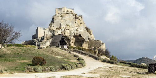 2017 lesbauxdeprovence eu france europa chateaubaux path rock ruin tower tree castle naturallight daylight winter hiver provence museum historical monumenthistorique middleages