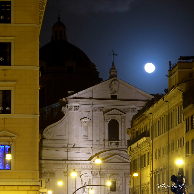 Roma. La chiesa del Gesù e la luna