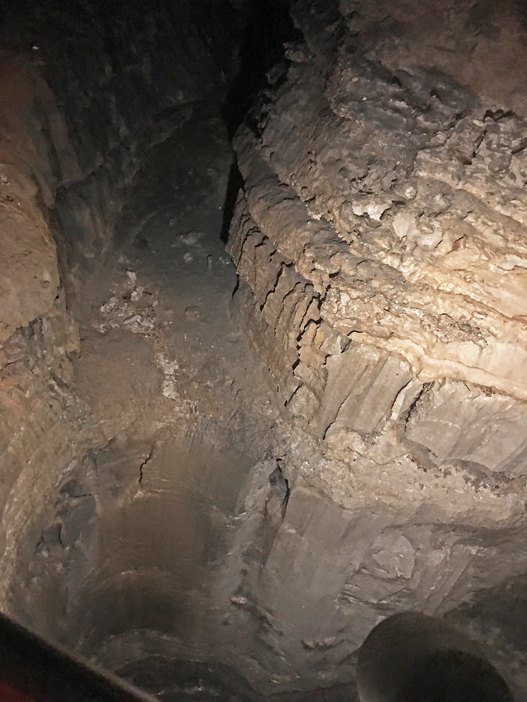Vertical shaft (Sidesaddle Pit, Black Snake Avenue, Mammoth Cave, Kentucky, USA) 1