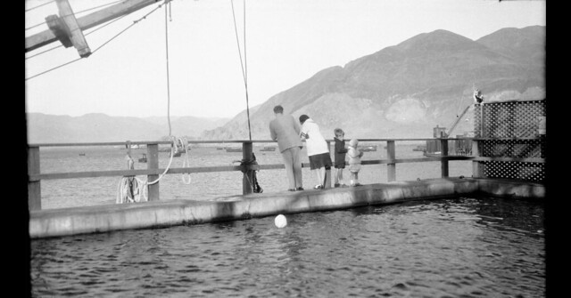 El fotografo norteamericano Robert S. Platt visita la Piscina de Barquito junto a Chañaral en 1930, era agua de mar
