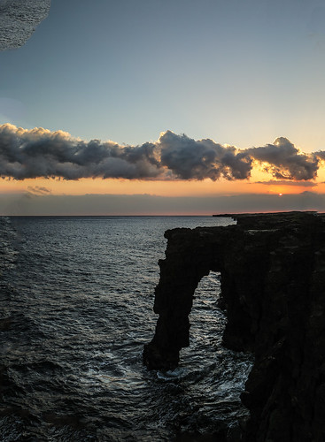 hawaii hawaiivolcanoesnationalpark kalaeapuki chainofcratersroad cape cliffs lavadelta hōleiseaarch hōlei erosion differentialwrosion waveerosion winderosion basalt flows wyojones np