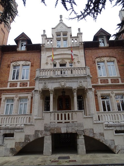 escudos en fachada edificio exterior Palacio de la Isla Burgos 03