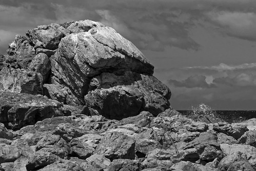 pentax k3 hdpentaxdfa150450mmf4556 kianinny rock figurehead aboriginal legend kianinnybay tathra monochrome blackandwhite coast shore sea