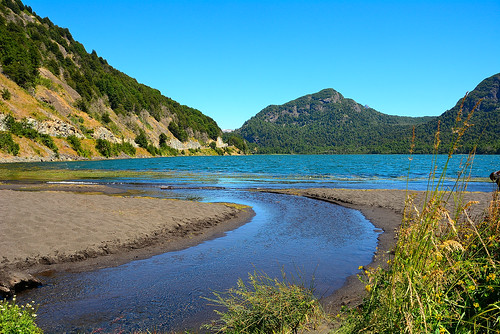 Laguna Quillelhue - Paso fronterizo Mamuil Malal y Araucarias del parque Nacional Villarrica sector Puesco