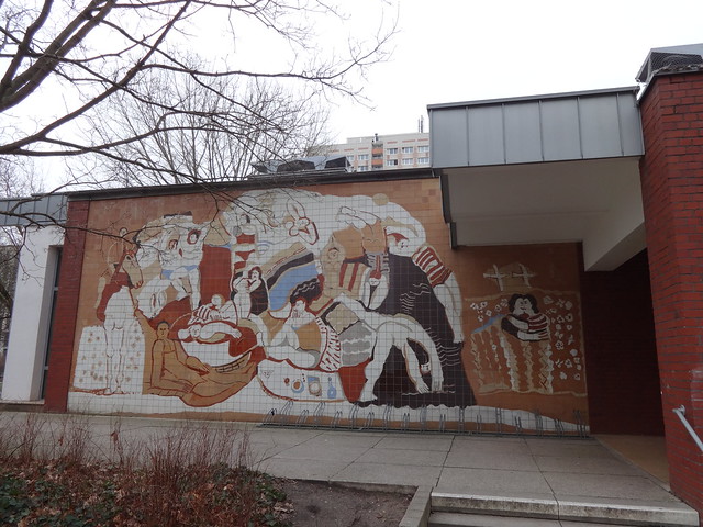 1978 Berlin-O. Mensch und Natur Keramikmalerei auf Fliesen von Rolf Lindemann Schwimmbad Sewanstraße 229 im Hans-Loch-Viertel in 10319 Friedrichsfelde