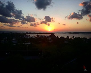 Atardecer sobre la laguna / Sunset over the lagoon @cancun . . #sunset #cancun #cancunmexico #mexico #quintanaroo #laguna #lagoon #naranja #azul #clouds #nubes . . @sitiocancun @visitcancun @cancundotcom @mexicodestinos @mexicoqueridooficial @mexicodescon