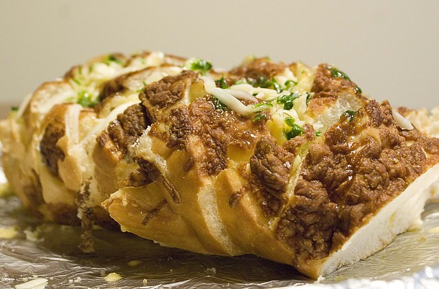 Домашний хлеб с луком и сыром рецепт