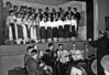 Der Rumänische Chor aus Billed, begleitet von der „Streich“ im Kulturheim. Es ist eine Veranstaltung, wie sie an offiziellen Feiertagen in der kommunistischen Zeit in den 60er und 70er Jahren üblich war.