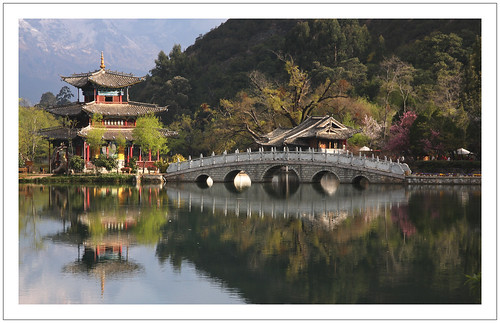 extérieur paysage landscape chine china yunnan lijiang étangdudragonnoir eau water reflets reflections pont bridge temple