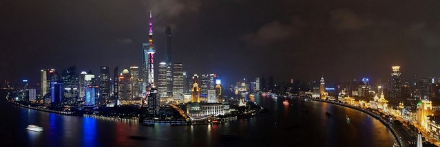 Vue nocturne du Bund et de Pudong à Shanghai