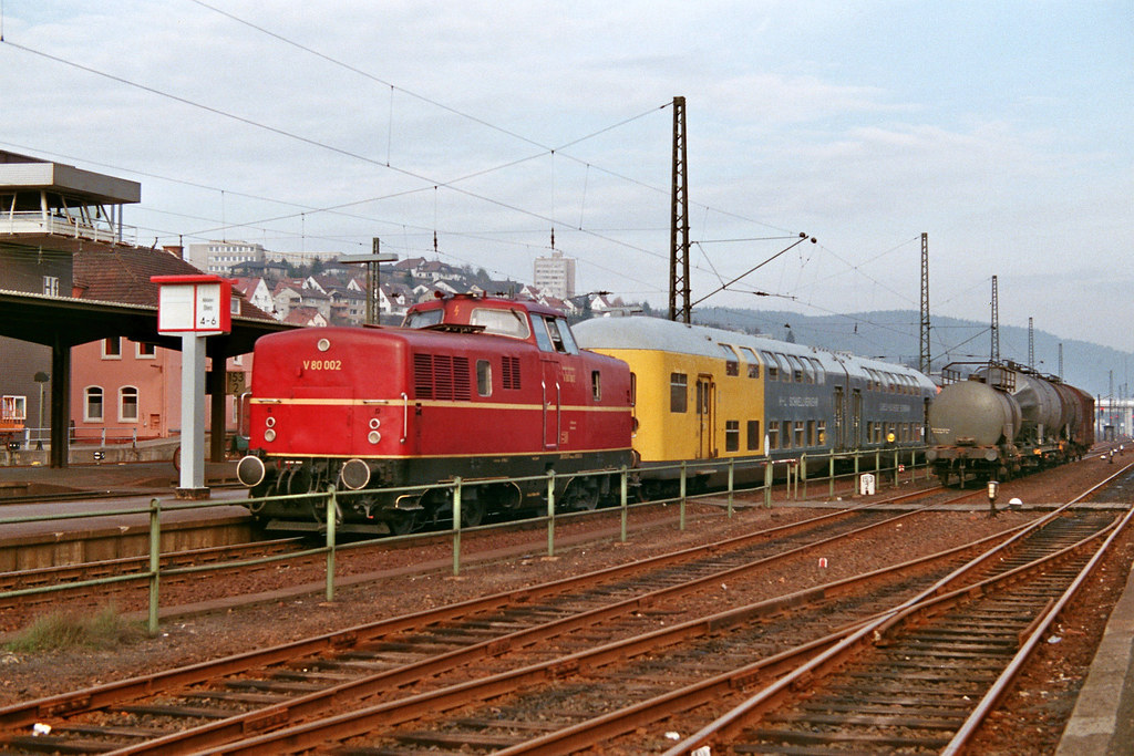 DB: V 80 002 mit Doppelstockwagen der ehemaligen LBE in Bad Hersfeld