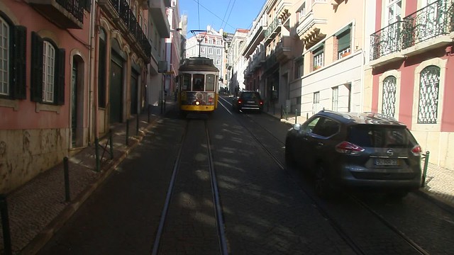 Lisboa_Straßenbahn_Fahrt_mit_einem_Triebwagen_der_Straßenbahnlinie_25_von_der_Rua_de_São_Domingos_zur_Rua_Garcia_de_Orta_04_02_2018_MVI_9361