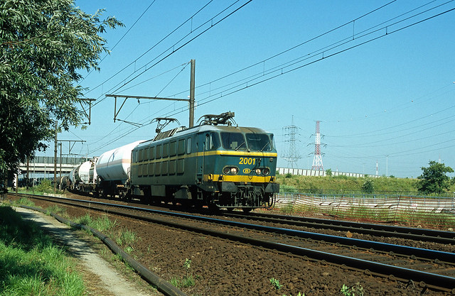 HLE 2001 with freight train 44517 to Montzen, Antwerpen-Noord, 29th July 2004