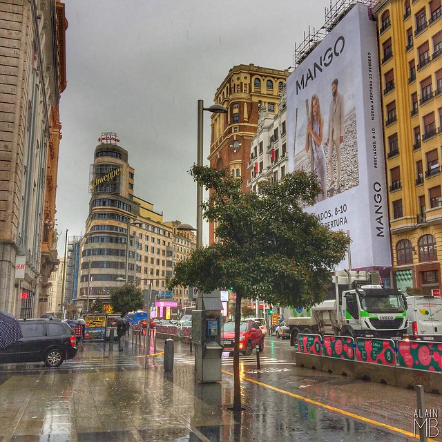 Madrid on a rainy day. • • #Madrid #ComunidaDeMadrid #GranVia #RainyDay #AlainMontillaBello #365PhotoChallenge #iPhonePhotography #Srteet #VisitSpain #Spain #City #Ciudad #SpainIsDifferent