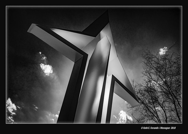 Monument a les víctimes de l'accident d'avió d'Eivissa del 1972 (Algemesí, la Ribera Alta, València, Spain)