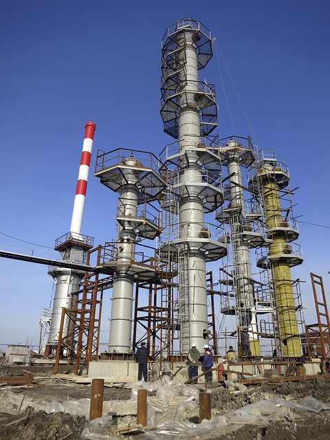 Installation of columns for distilling oil into gasoline