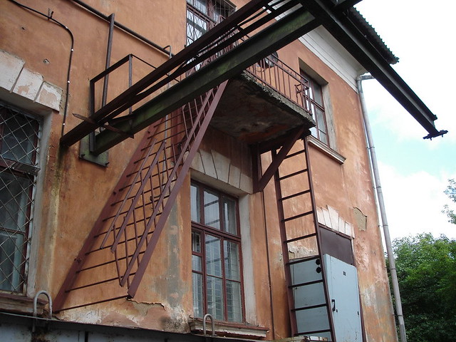 Балкон со странными лестницами