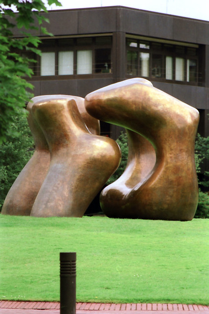 F42B21 1991-05 Bonn, Bundeskanzleramt, Henry Moore Skulptur